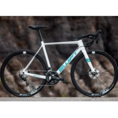 Bike Swift Carbon Ultravox Disc Comp 105 2021/22 Branca e Aqua